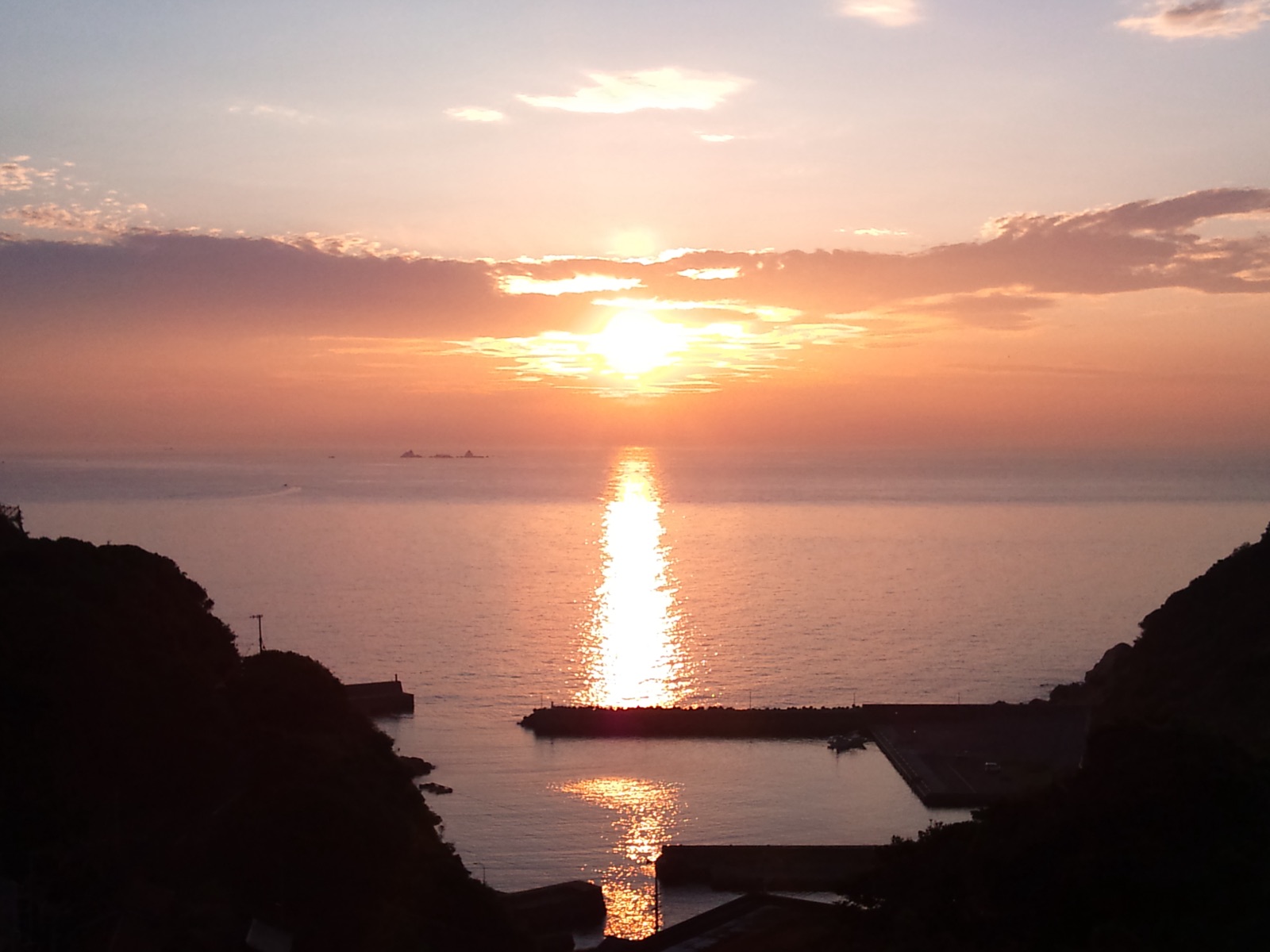 沖の島の診療所から望む夕日