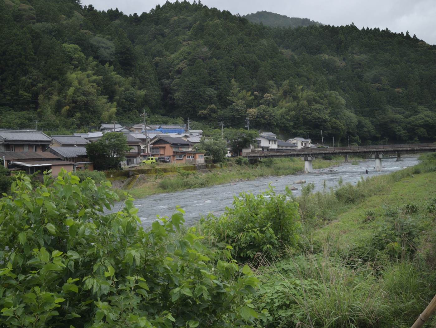 山あいを流れる川と集落